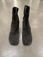 Load image into Gallery viewer, 1990s Maison Margiela Tabi heel boots
