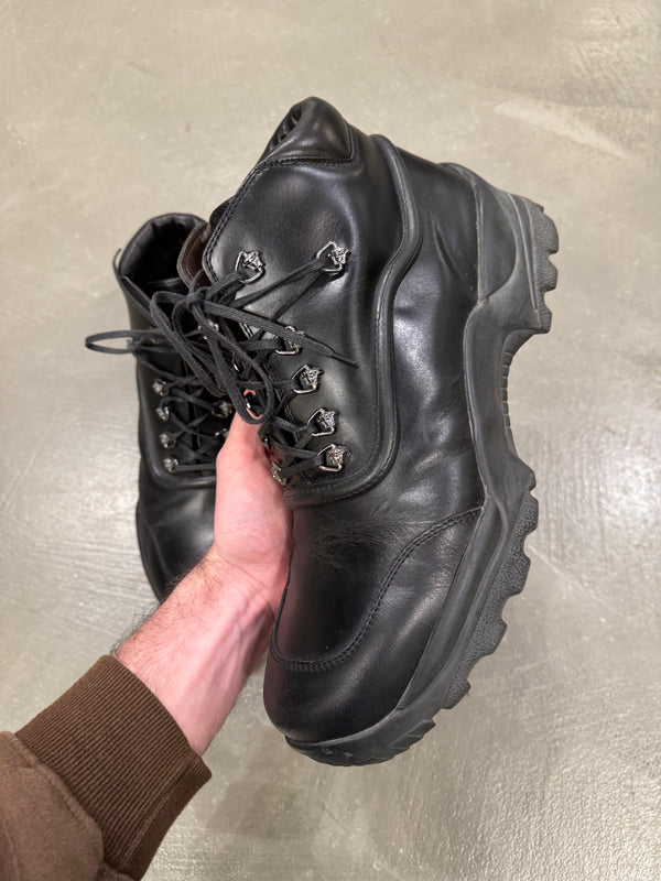 1990s Gianni Versace medusa details leather boots