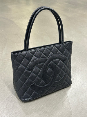 2000-2002 Chanel Caviar leather Medaillon bag