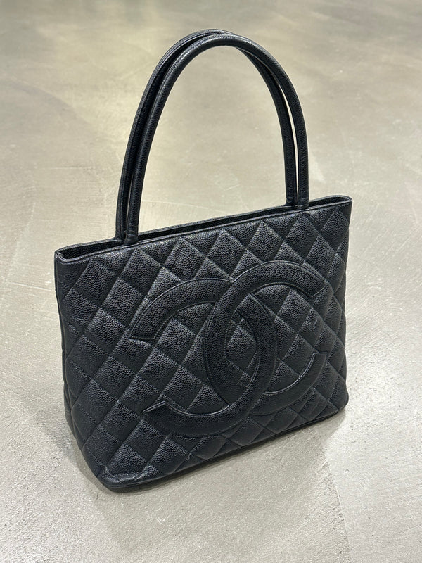 2000-2002 Chanel Caviar leather Medaillon bag