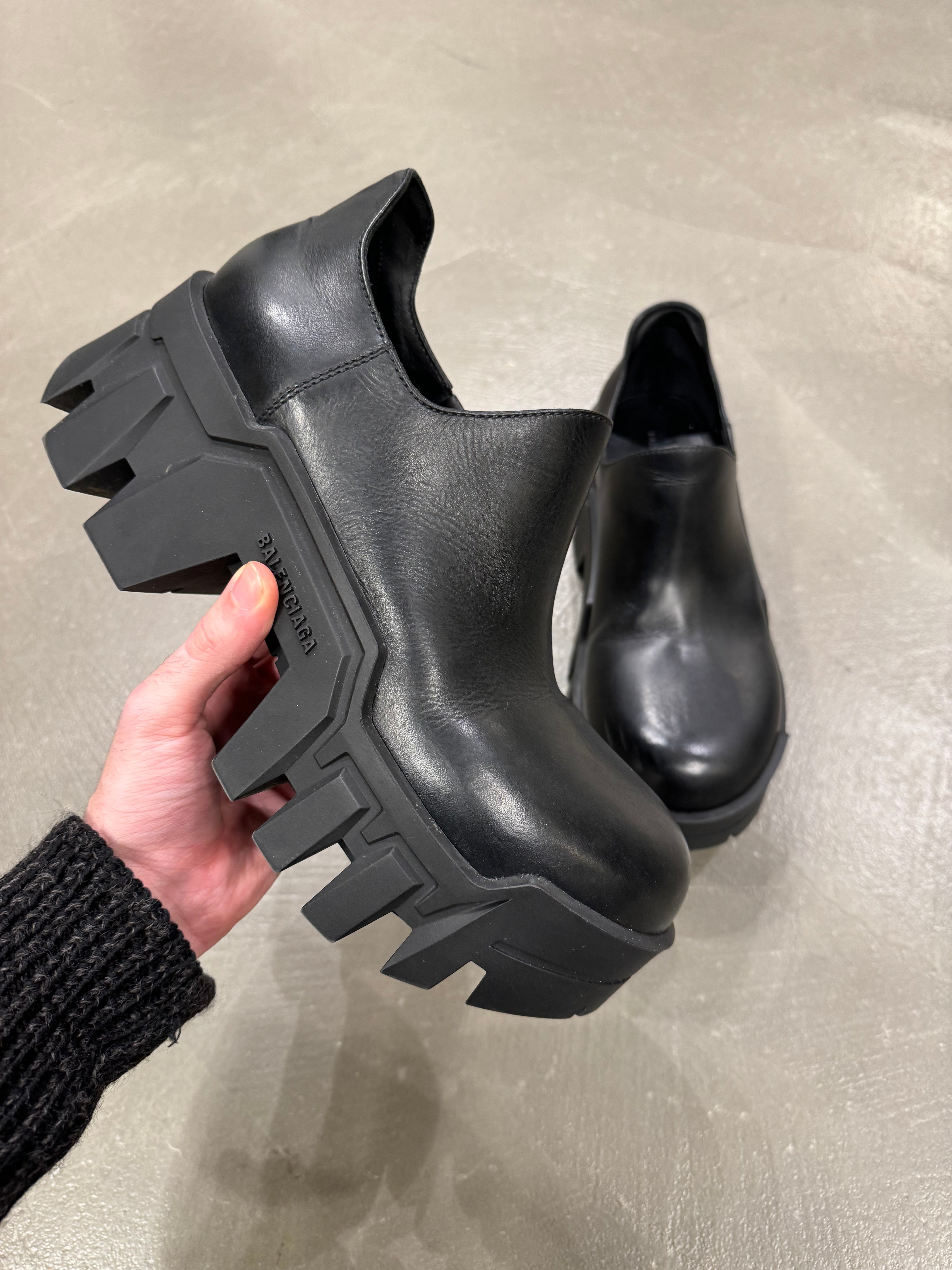 希少Balenciaga hard bulldozer 41 Bulldozer leather ankle boots in black - Balenciaga | Mytheresa