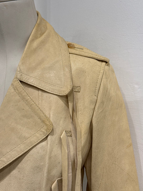 A/W2002 Ann Demeulemeester
leather strap jacket
