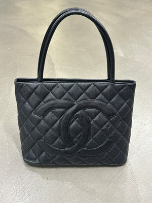 2000-2002 Chanel Caviar leather Medaillon bag