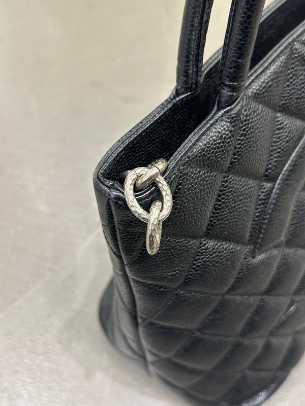 2000-2002 Chanel Caviar leather Medaillon bag