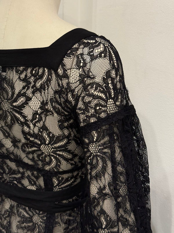 2000s Dolce & Gabbana lace tie-waist floral lace blouse