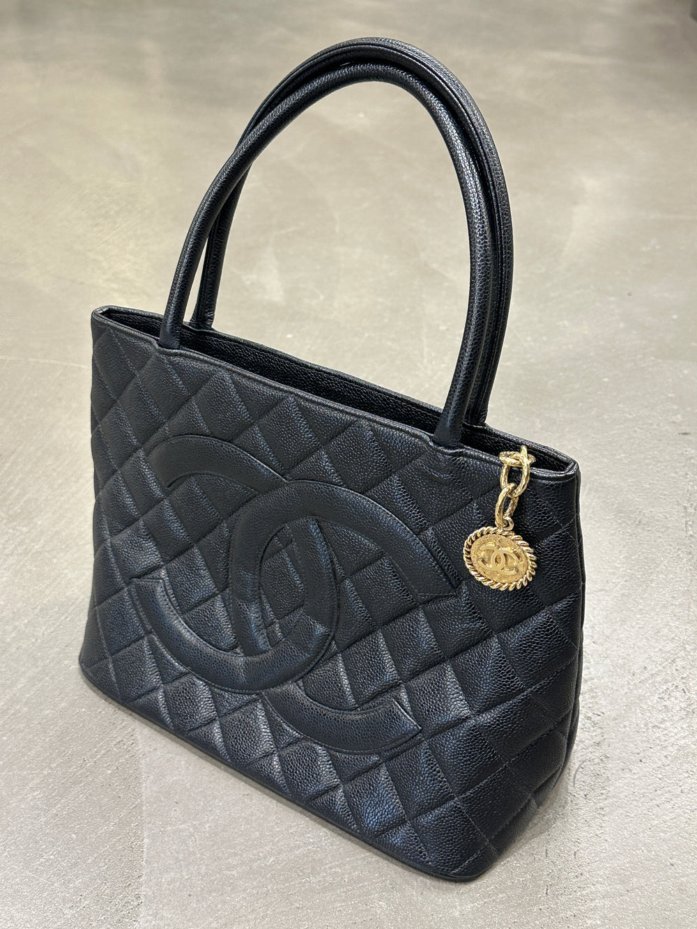 2000-2002 Chanel Caviar Medaillon bag