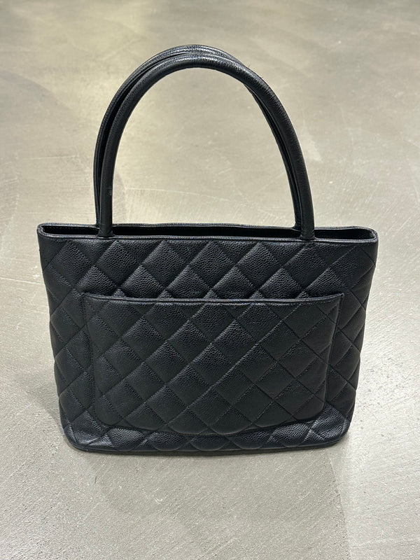 2000-2002 Chanel Caviar leather Medaillon bag