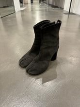 Load image into Gallery viewer, 1990s Maison Margiela Tabi heel boots
