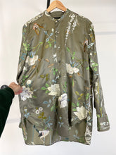 Load image into Gallery viewer, SS2003 Gucci by Tom Ford floral silk embroidered shirt
